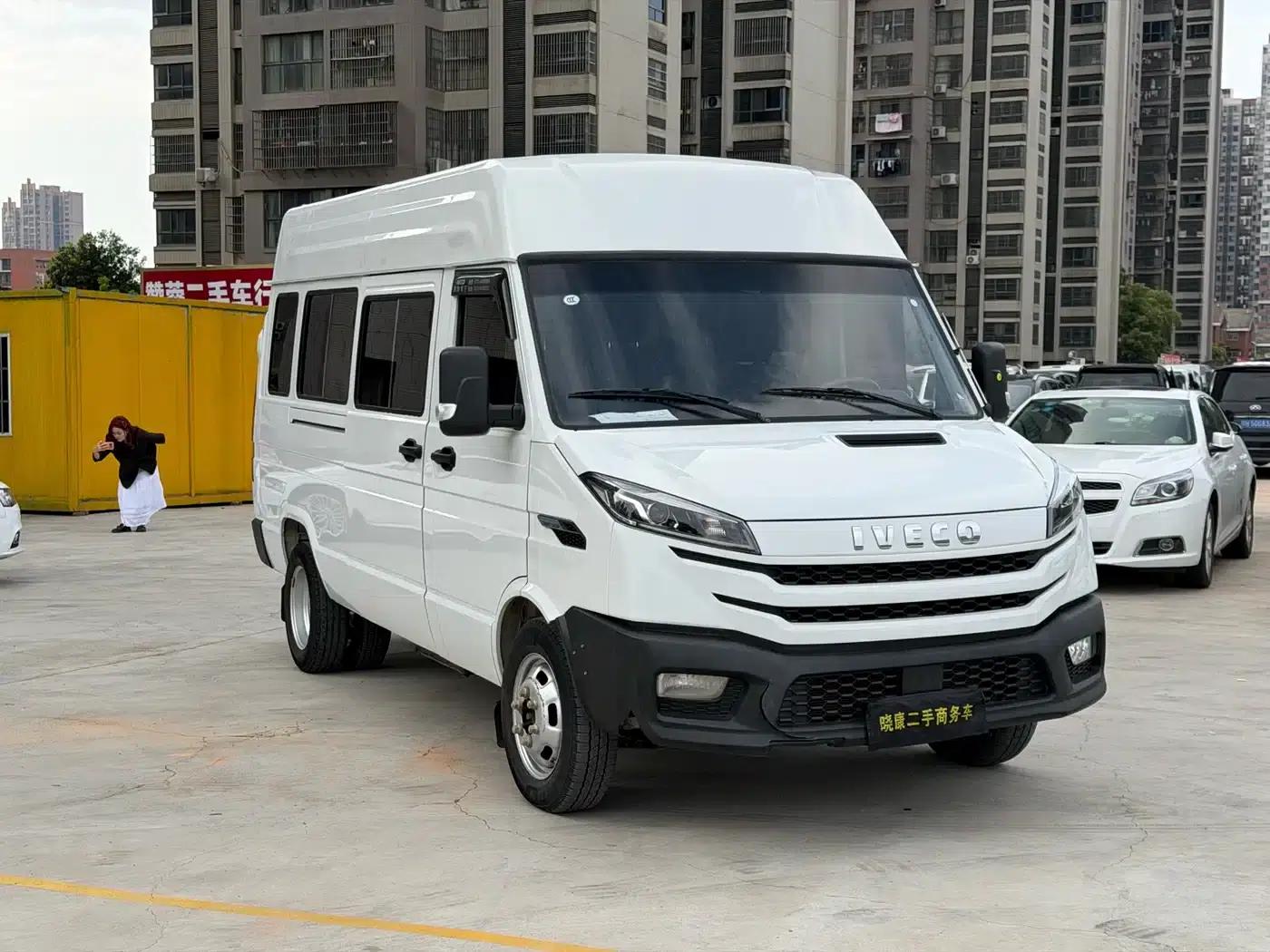 Iveco DeYi 2023 2.5T A37M1 Long Wheelbase Mid-Roof Dual Tire Manual Door 5-9 Seat — миниатюра 2