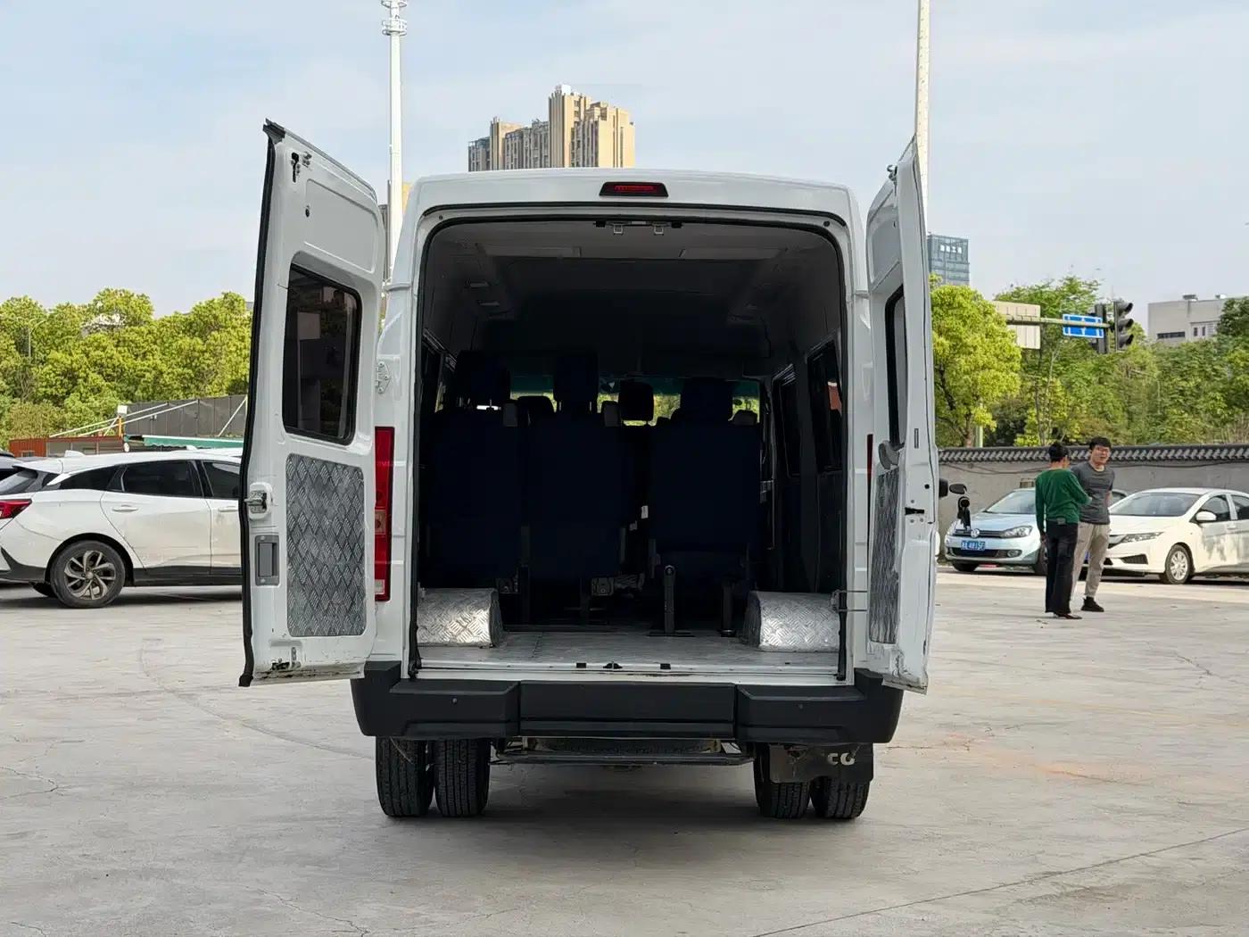 Iveco DeYi 2023 2.5T A37M1 Long Wheelbase Mid-Roof Dual Tire Manual Door 5-9 Seat — миниатюра 11