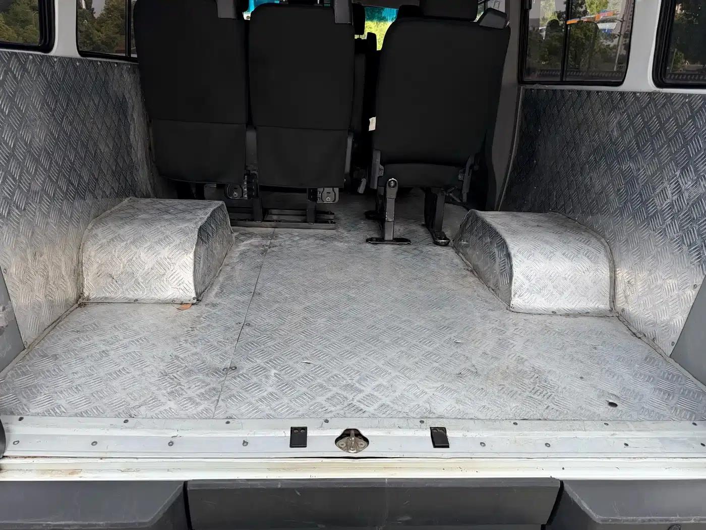 Iveco DeYi 2023 2.5T A37M1 Long Wheelbase Mid-Roof Dual Tire Manual Door 5-9 Seat — миниатюра 12