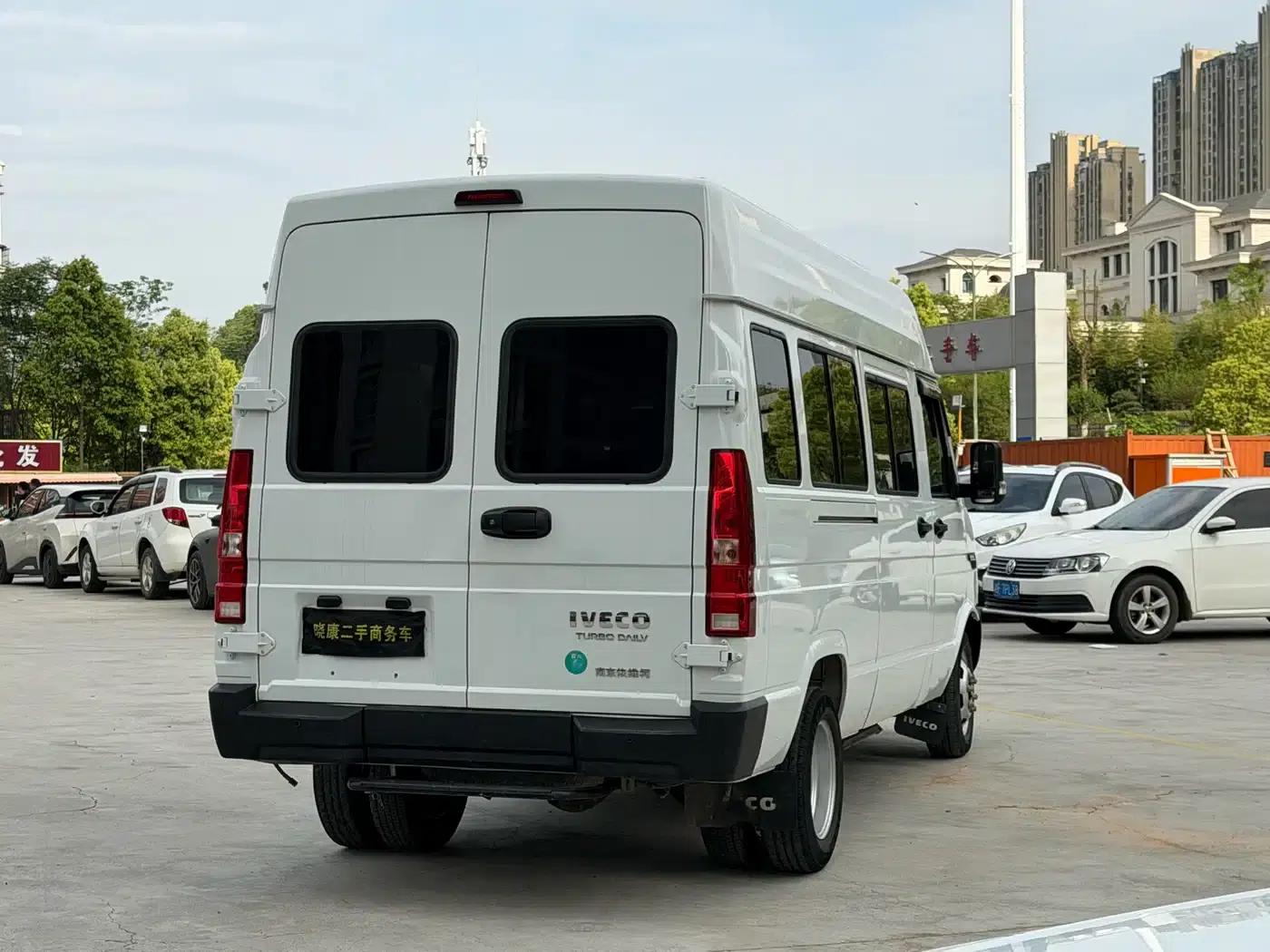 Iveco DeYi 2023 2.5T A37M1 Long Wheelbase Mid-Roof Dual Tire Manual Door 5-9 Seat — миниатюра 13