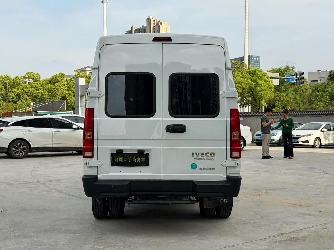 Iveco DeYi 2023 2.5T A37M1 Long Wheelbase Mid-Roof Dual Tire Manual Door 5-9 Seat — миниатюра 14
