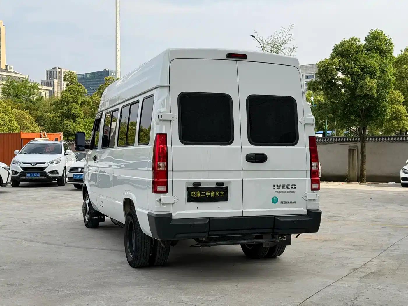 Iveco DeYi 2023 2.5T A37M1 Long Wheelbase Mid-Roof Dual Tire Manual Door 5-9 Seat — миниатюра 15