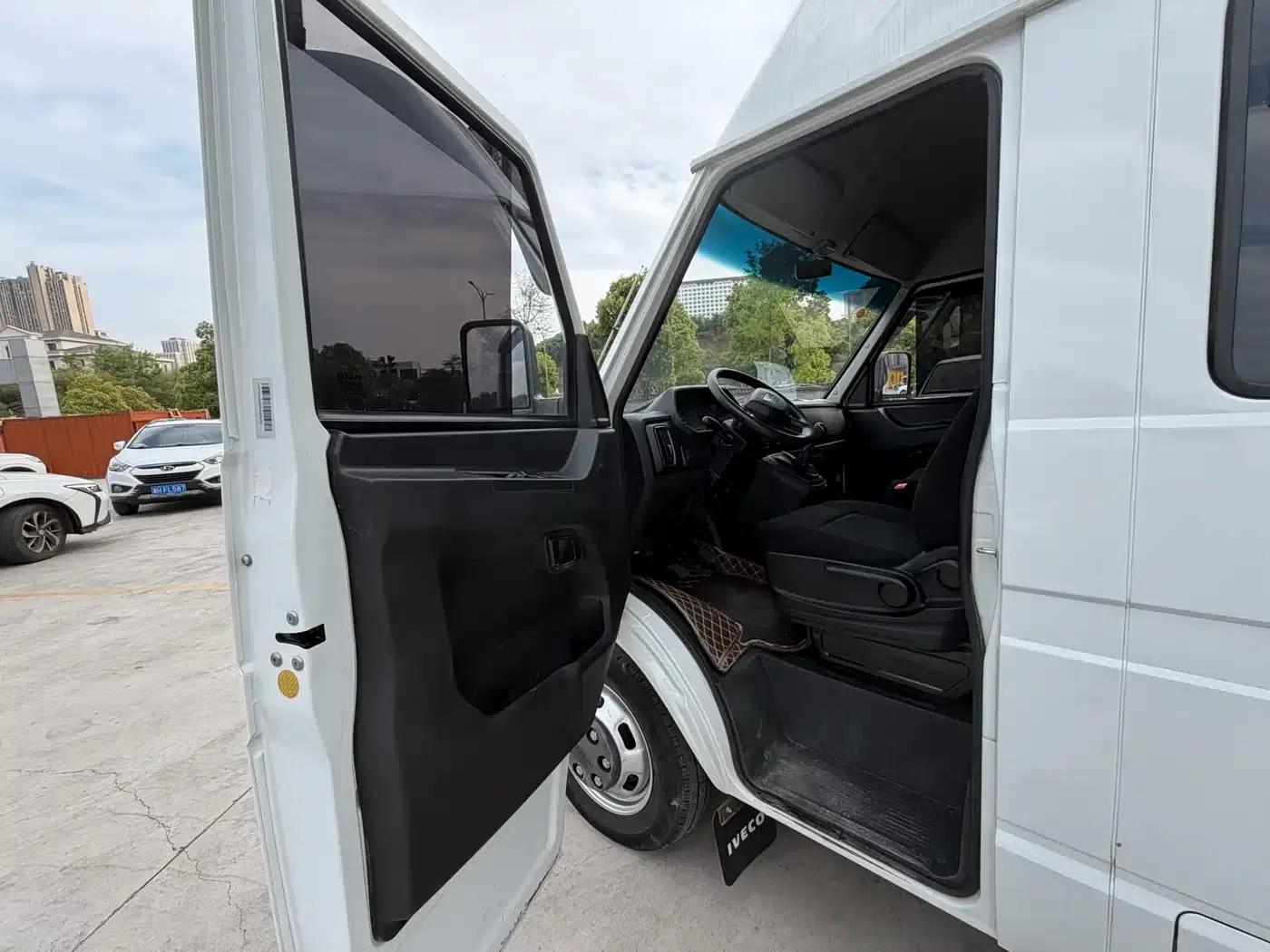 Iveco DeYi 2023 2.5T A37M1 Long Wheelbase Mid-Roof Dual Tire Manual Door 5-9 Seat — миниатюра 3