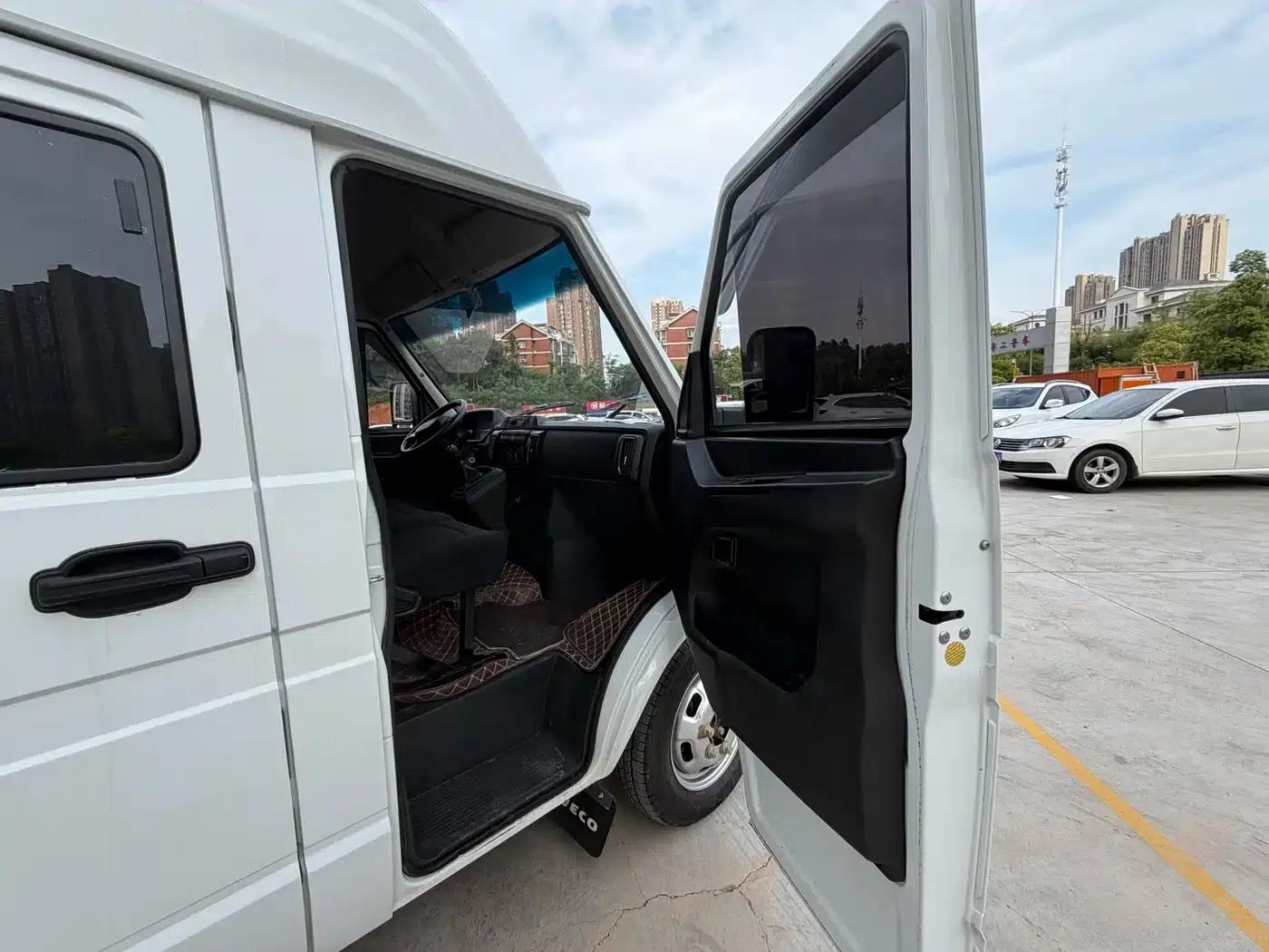 Iveco DeYi 2023 2.5T A37M1 Long Wheelbase Mid-Roof Dual Tire Manual Door 5-9 Seat — миниатюра 4
