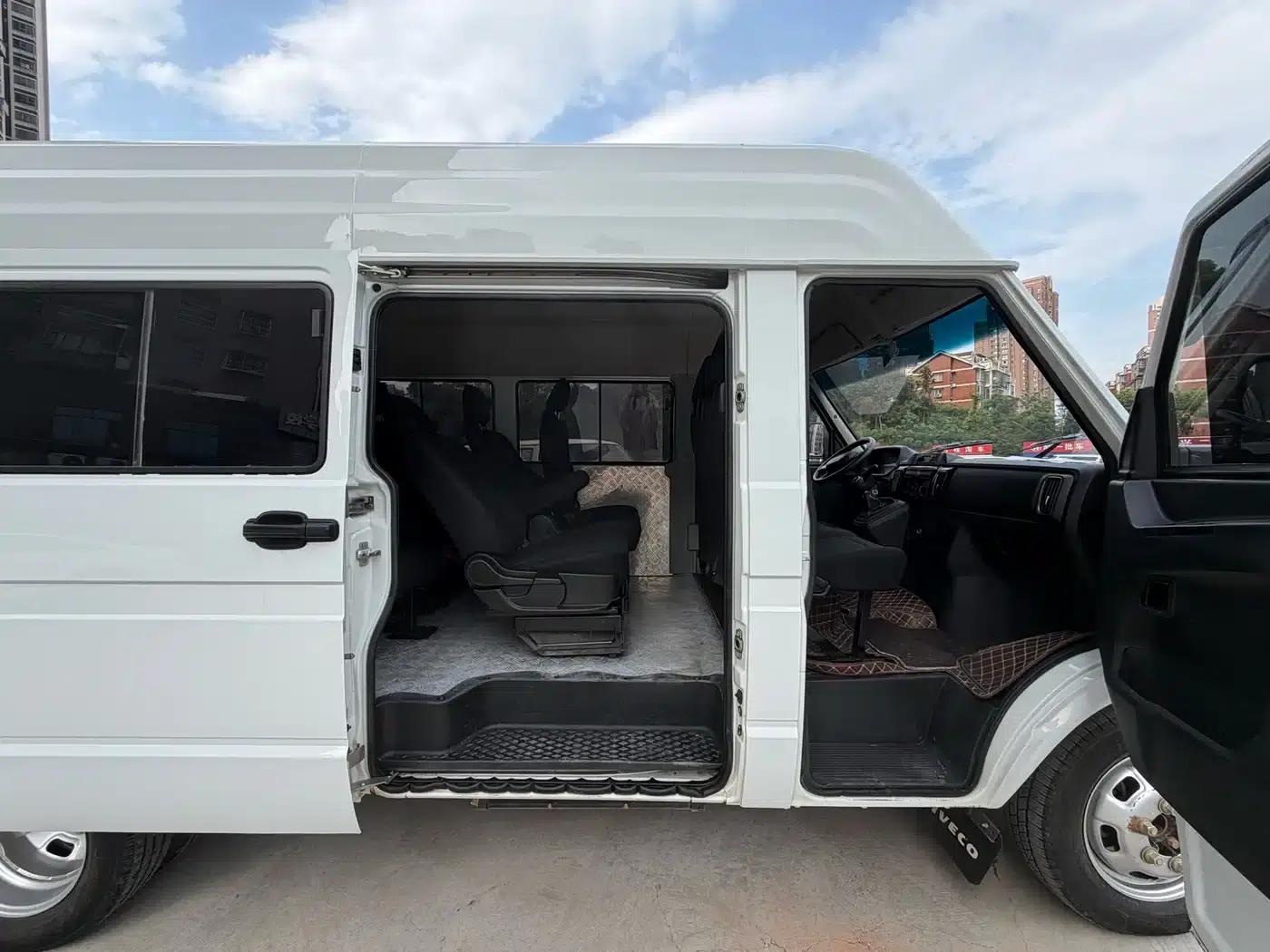 Iveco DeYi 2023 2.5T A37M1 Long Wheelbase Mid-Roof Dual Tire Manual Door 5-9 Seat — миниатюра 5