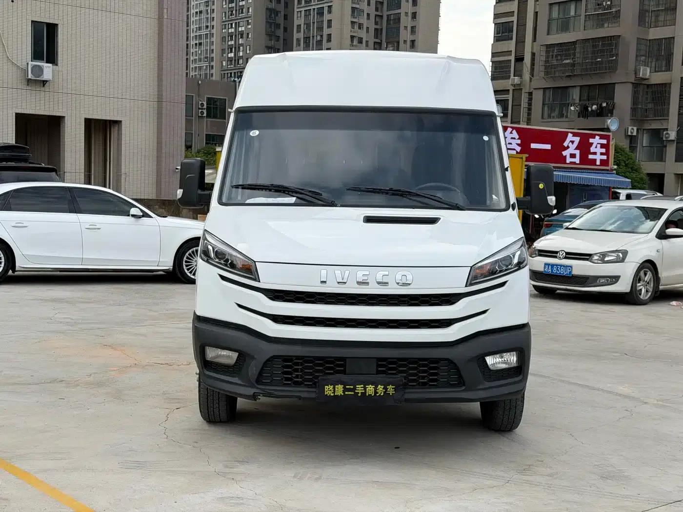 Iveco DeYi 2023 2.5T A37M1 Long Wheelbase Mid-Roof Dual Tire Manual Door 5-9 Seat — миниатюра 6