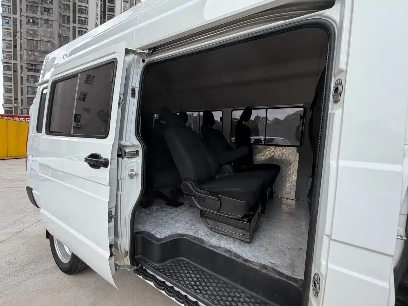 Iveco DeYi 2023 2.5T A37M1 Long Wheelbase Mid-Roof Dual Tire Manual Door 5-9 Seat — миниатюра 7