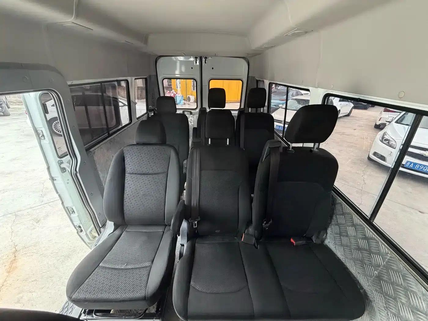 Iveco DeYi 2023 2.5T A37M1 Long Wheelbase Mid-Roof Dual Tire Manual Door 5-9 Seat — миниатюра 8