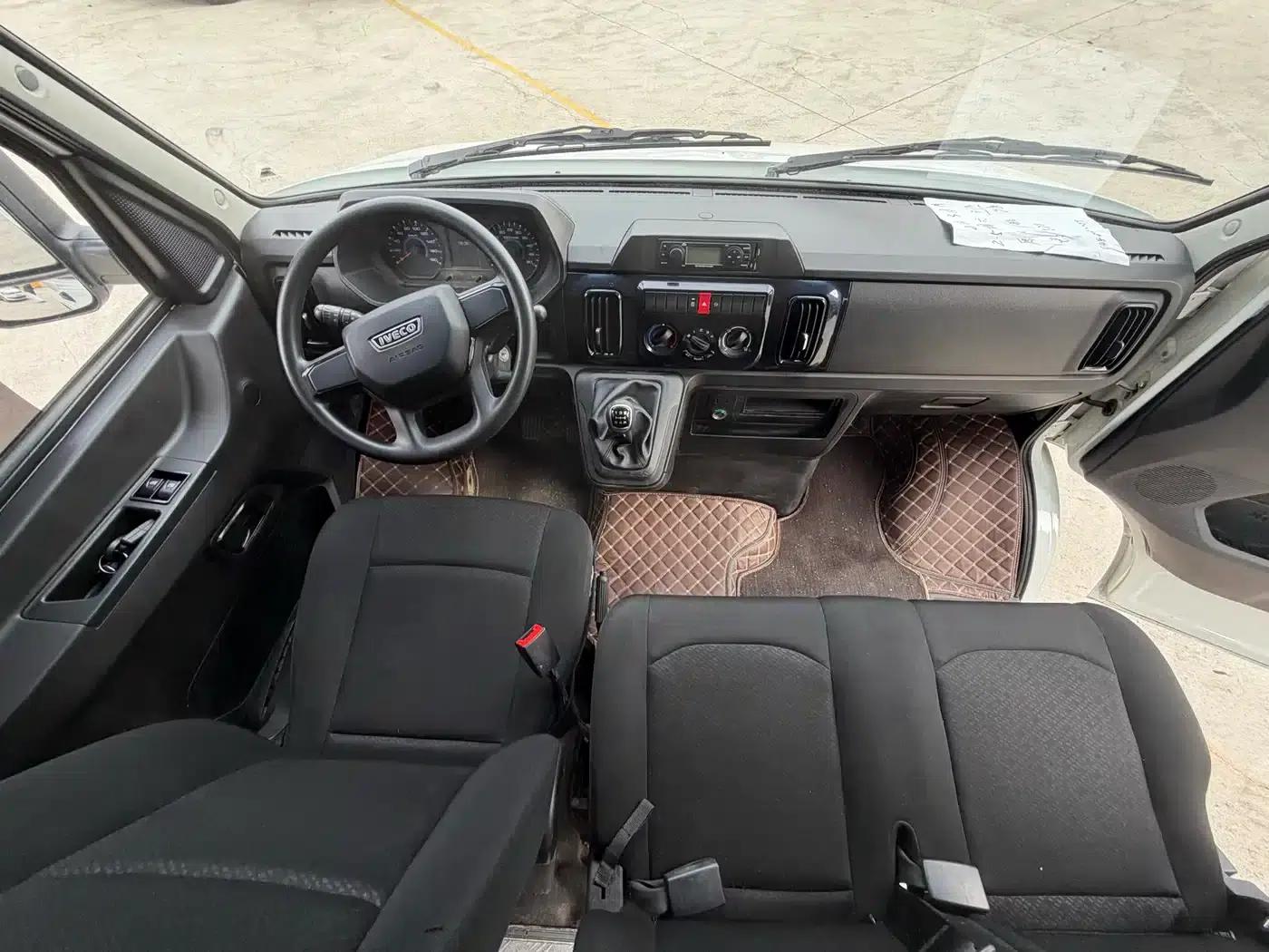 Iveco DeYi 2023 2.5T A37M1 Long Wheelbase Mid-Roof Dual Tire Manual Door 5-9 Seat — миниатюра 9