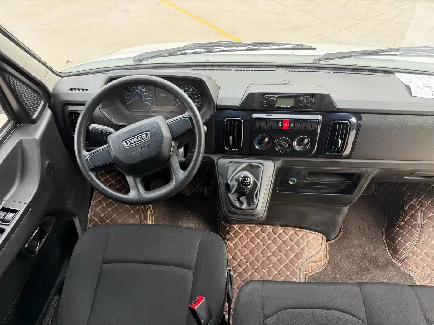 Iveco DeYi 2023 2.5T A37M1 Long Wheelbase Mid-Roof Dual Tire Manual Door 5-9 Seat — миниатюра 10