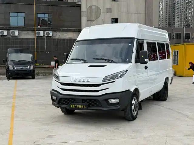 Iveco DeYi 2023 2.5T A37M1 Long Wheelbase Mid-Roof Dual Tire Manual Door 5-9 Seat