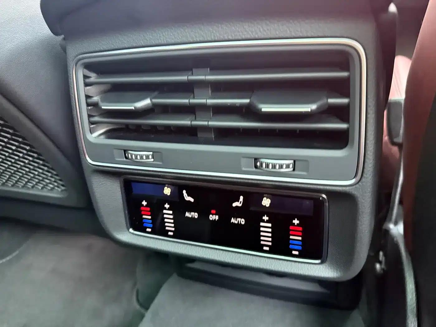 Audi SQ7 2024 4.0 TFSI — миниатюра 13