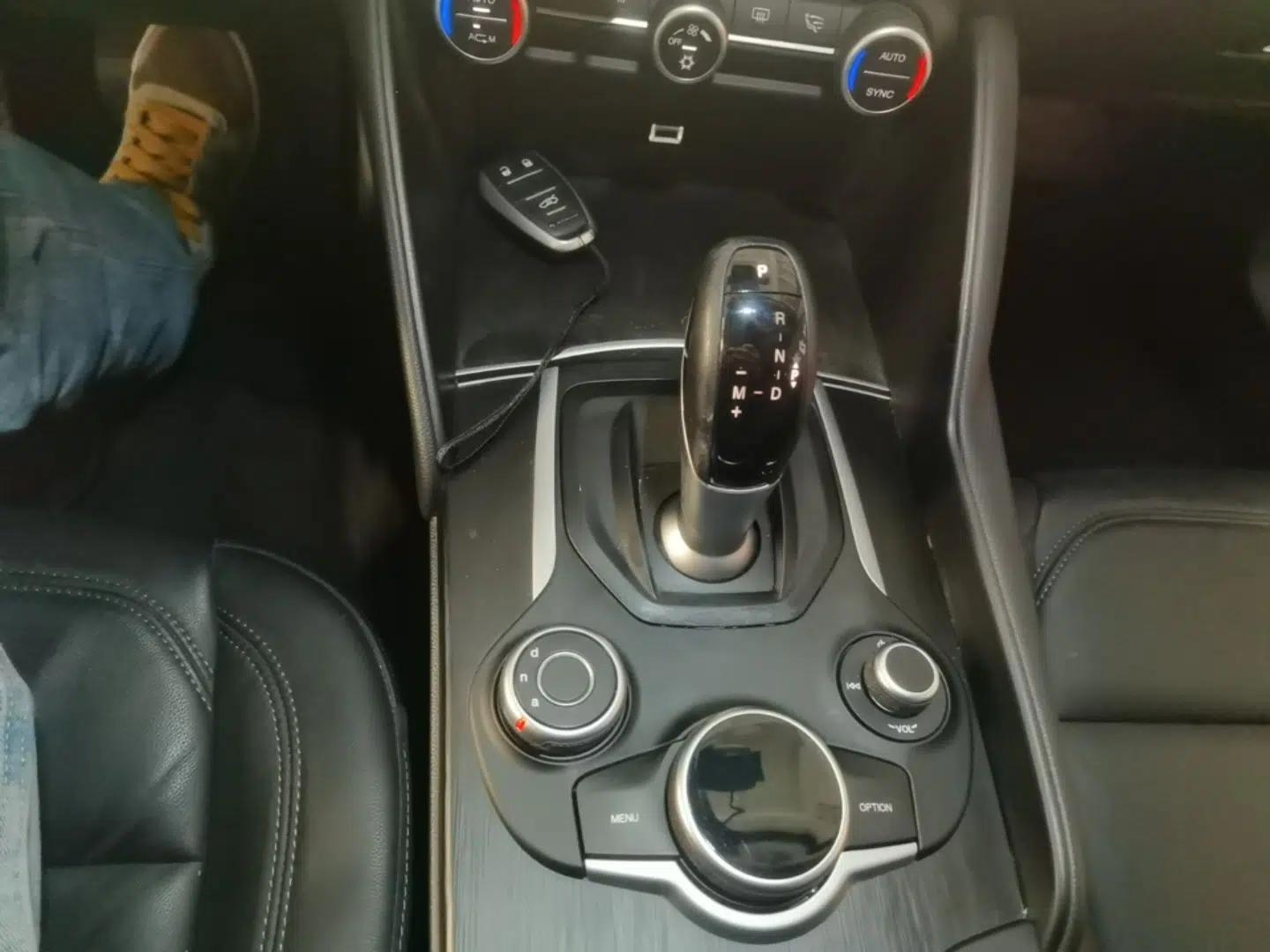 Alfa Romeo Giulia 2017 2.0T 200HP Elite Edition — миниатюра 17