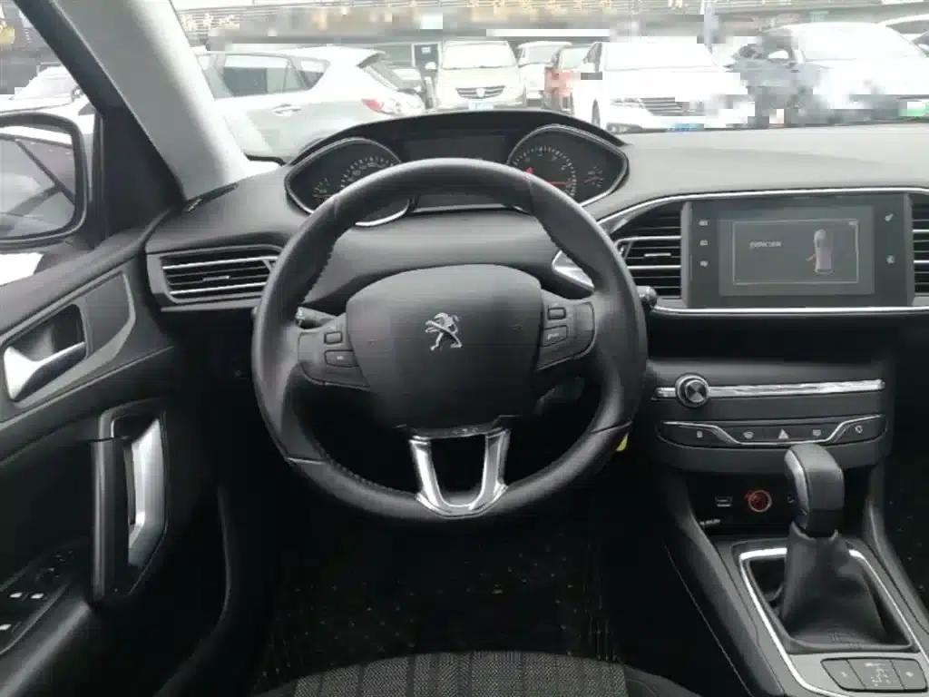 Peugeot 308S 2015 1.2T Automatic Sporty Edition — миниатюра 11