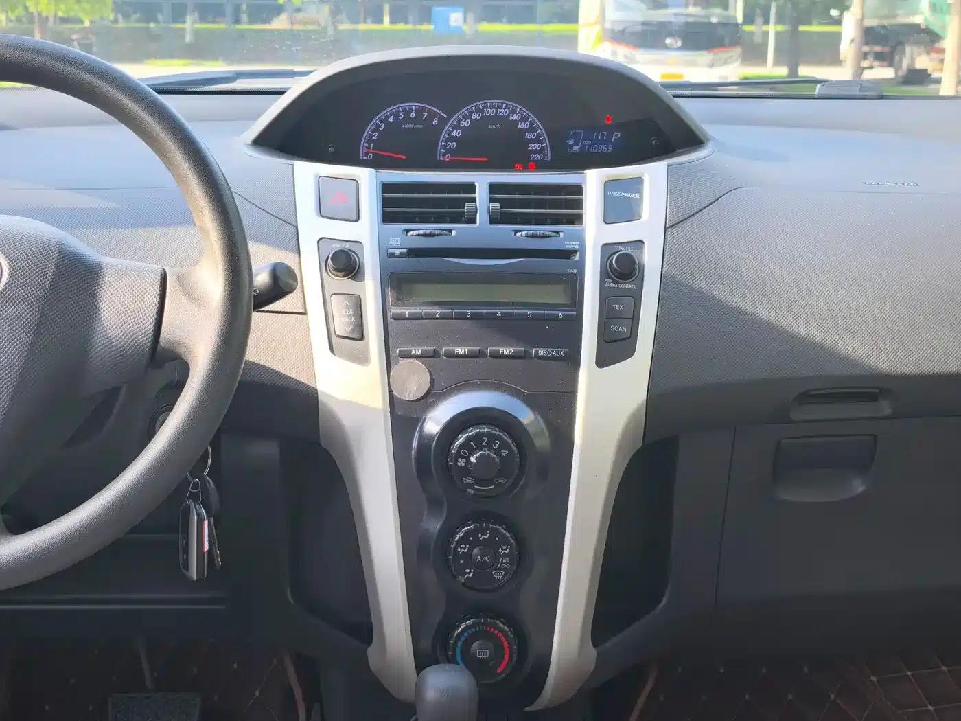 2011 Toyota Yaris 1.6E Automatic Dynamic Edition — миниатюра 11