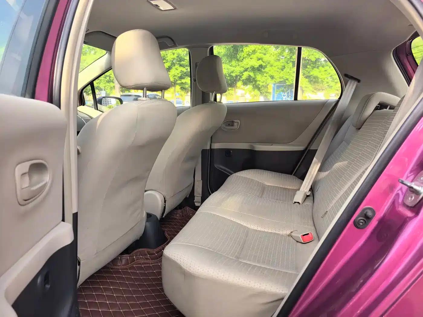2011 Toyota Yaris 1.6E Automatic Dynamic Edition — миниатюра 14