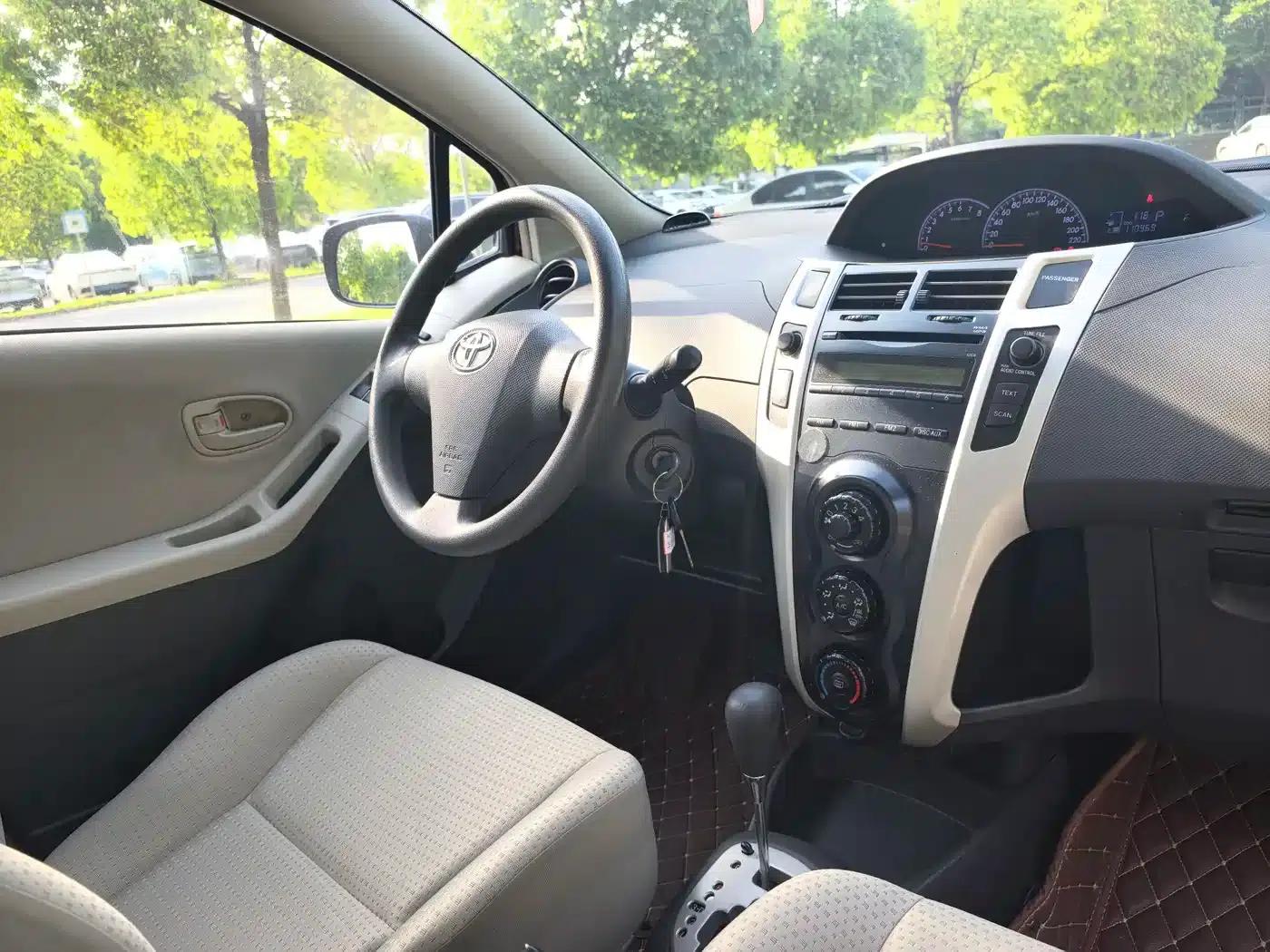 2011 Toyota Yaris 1.6E Automatic Dynamic Edition — миниатюра 16