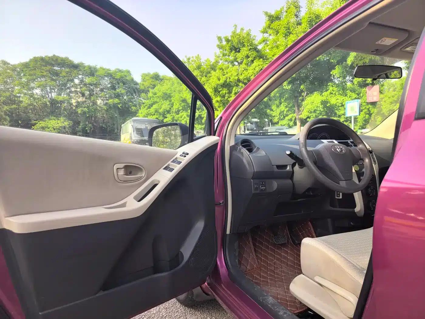 2011 Toyota Yaris 1.6E Automatic Dynamic Edition — миниатюра 4