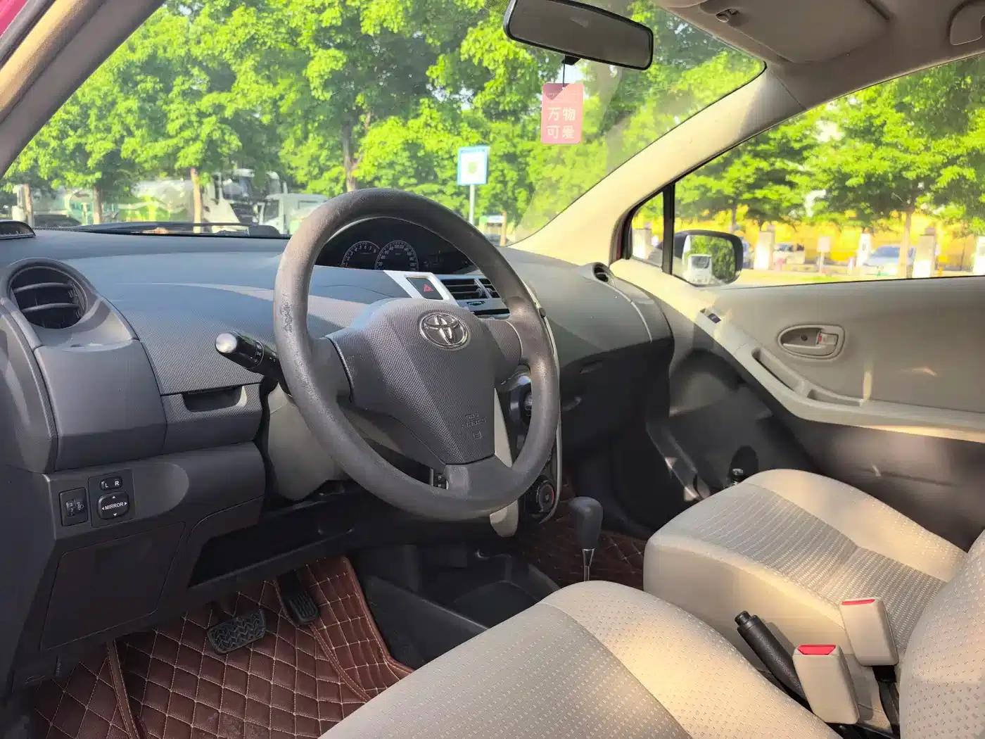 2011 Toyota Yaris 1.6E Automatic Dynamic Edition — миниатюра 6