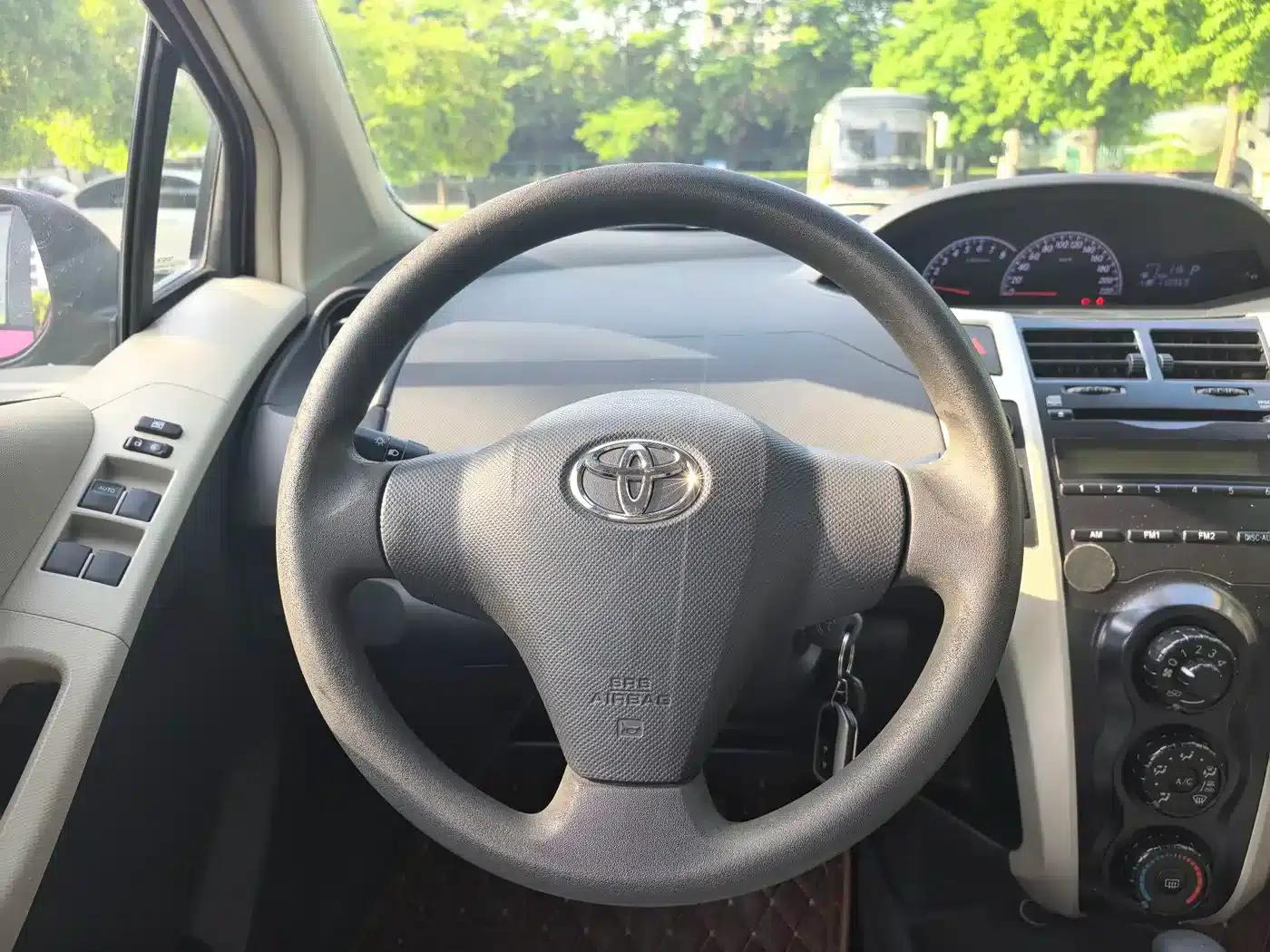 2011 Toyota Yaris 1.6E Automatic Dynamic Edition — миниатюра 8