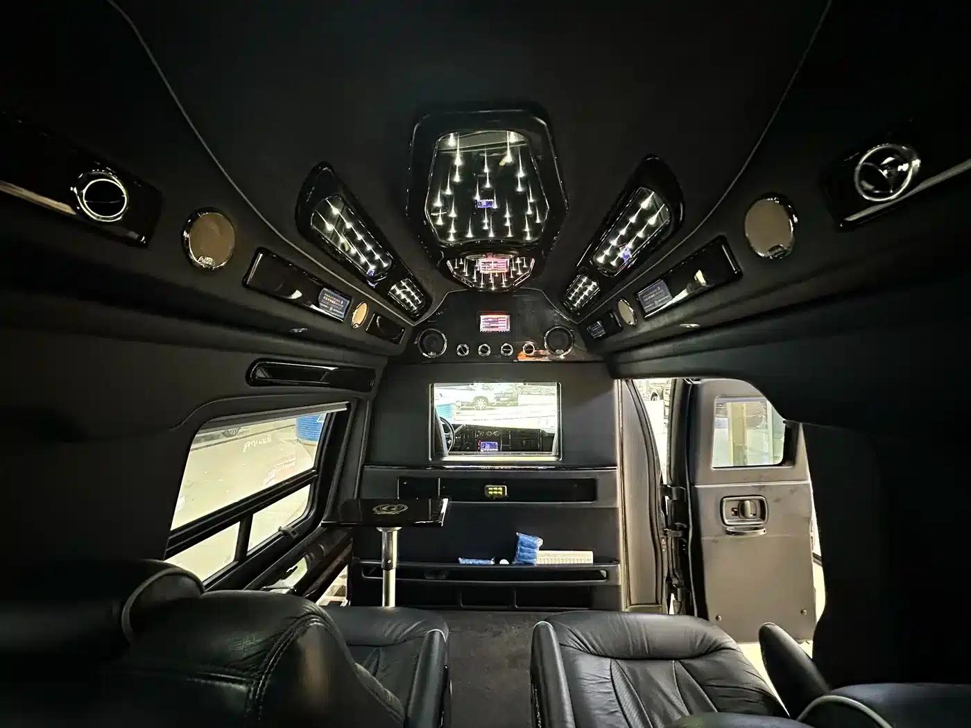 2014 SAVANA 6.0L Long Wheelbase Leader Edition — миниатюра 11