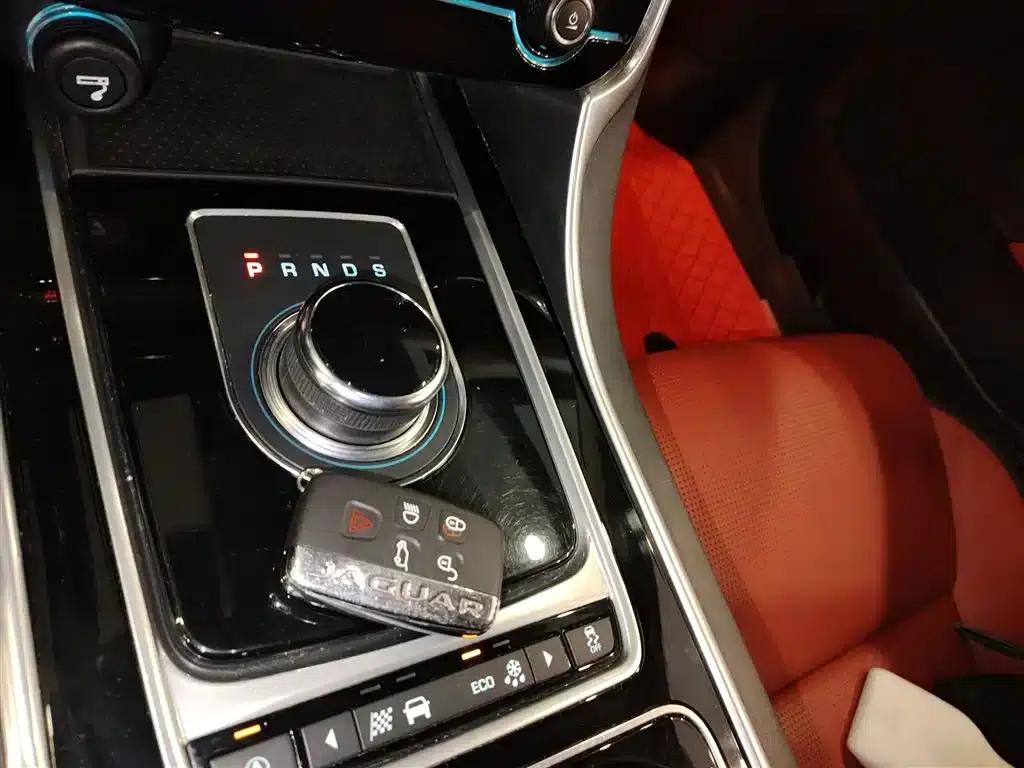 Jaguar XE 2017 2.0T 200PS R-Sport — миниатюра 12