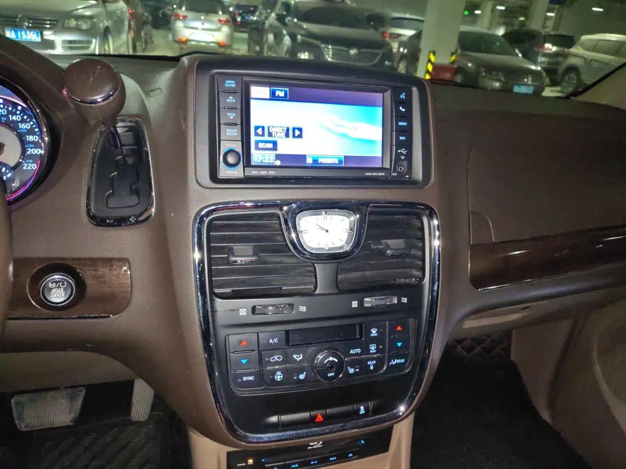Chrysler Grand Voyager 2013 3.6L Luxury Edition — миниатюра 14