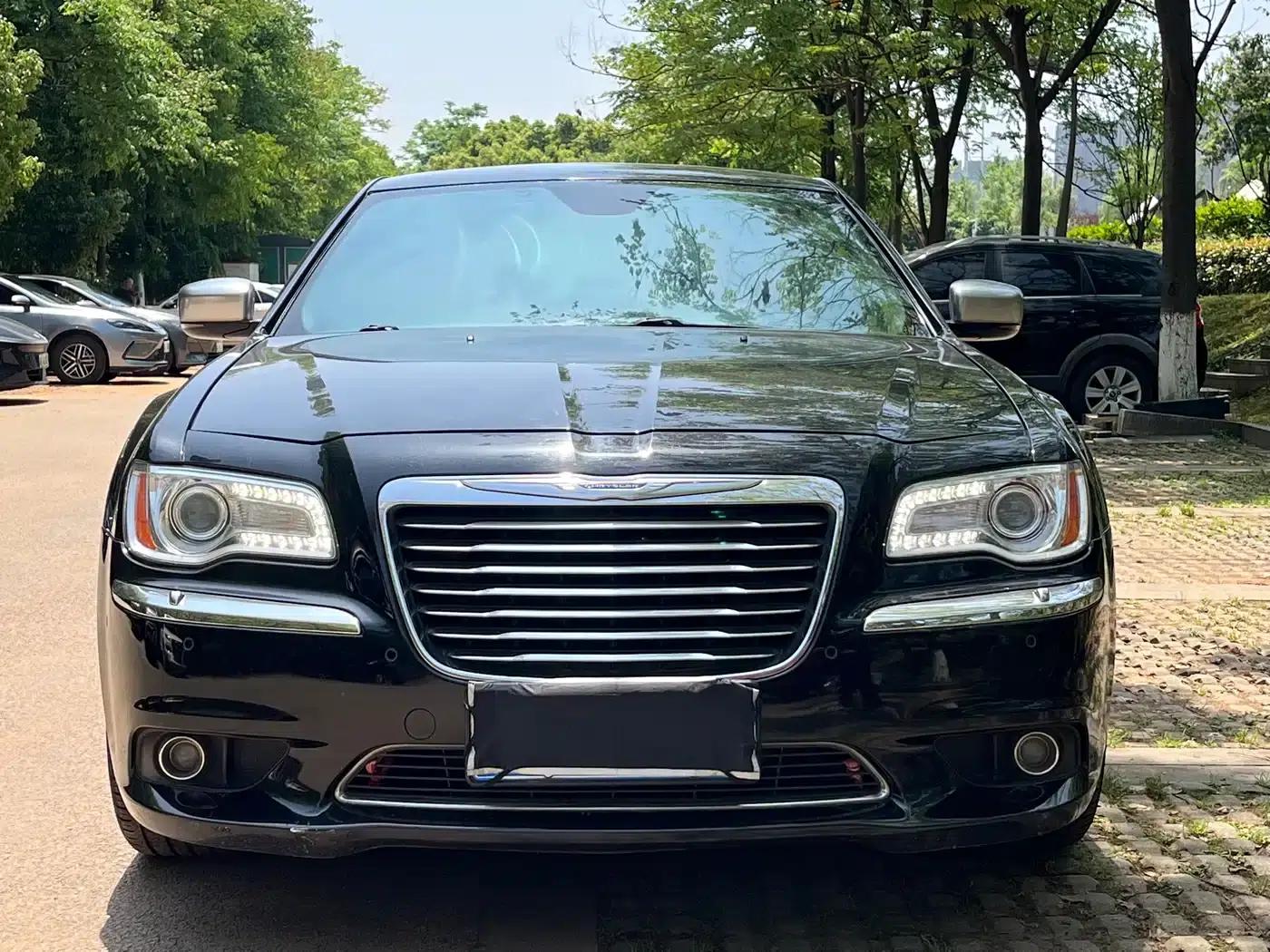2013 Chrysler 300C Imported Model, 3.6L Premium Edition — миниатюра 2