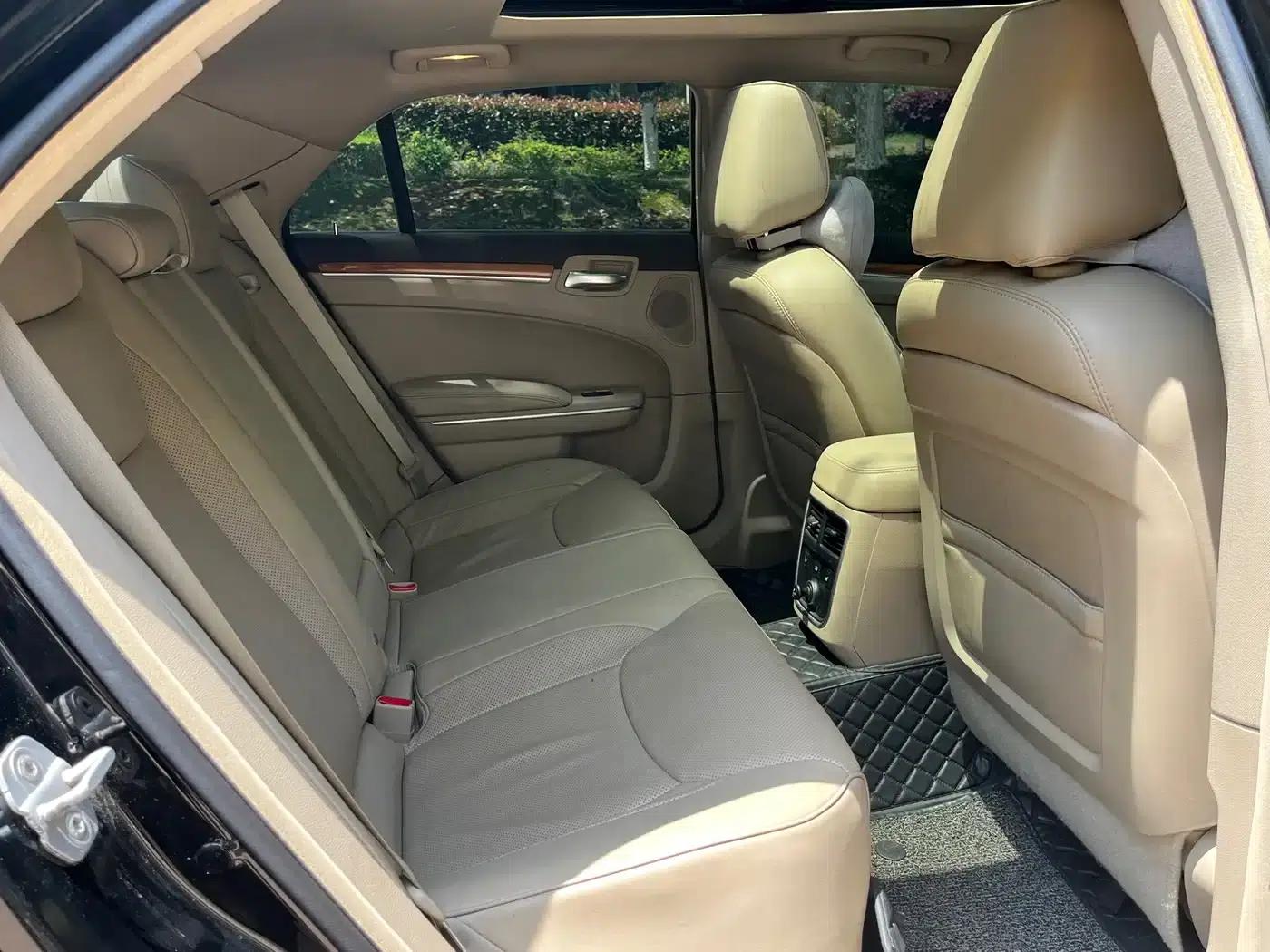 2013 Chrysler 300C Imported Model, 3.6L Premium Edition — миниатюра 11