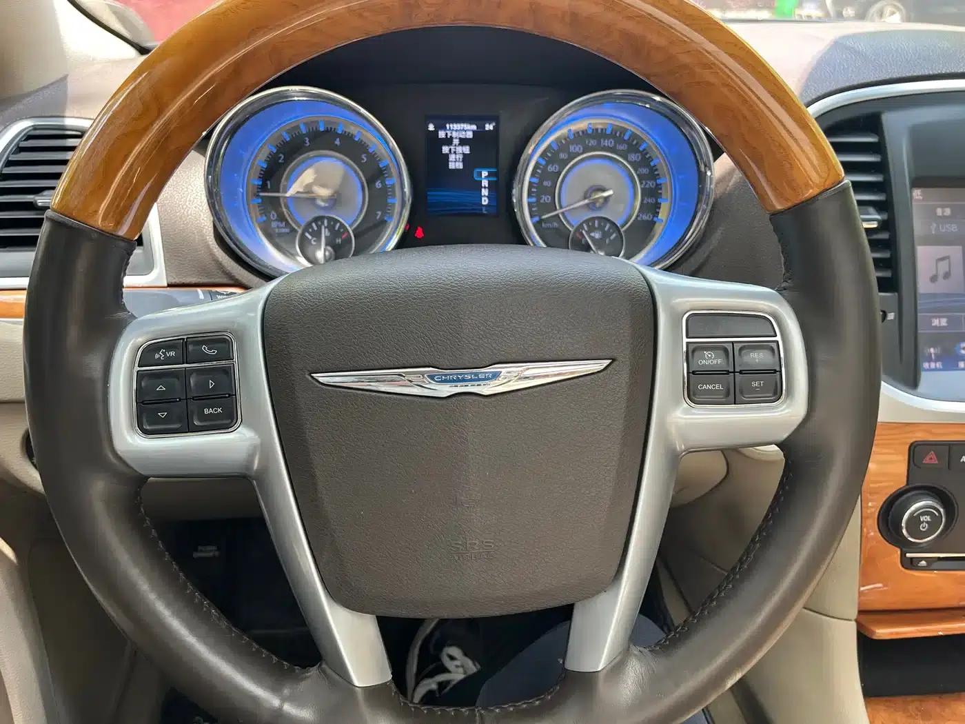 2013 Chrysler 300C Imported Model, 3.6L Premium Edition — миниатюра 13