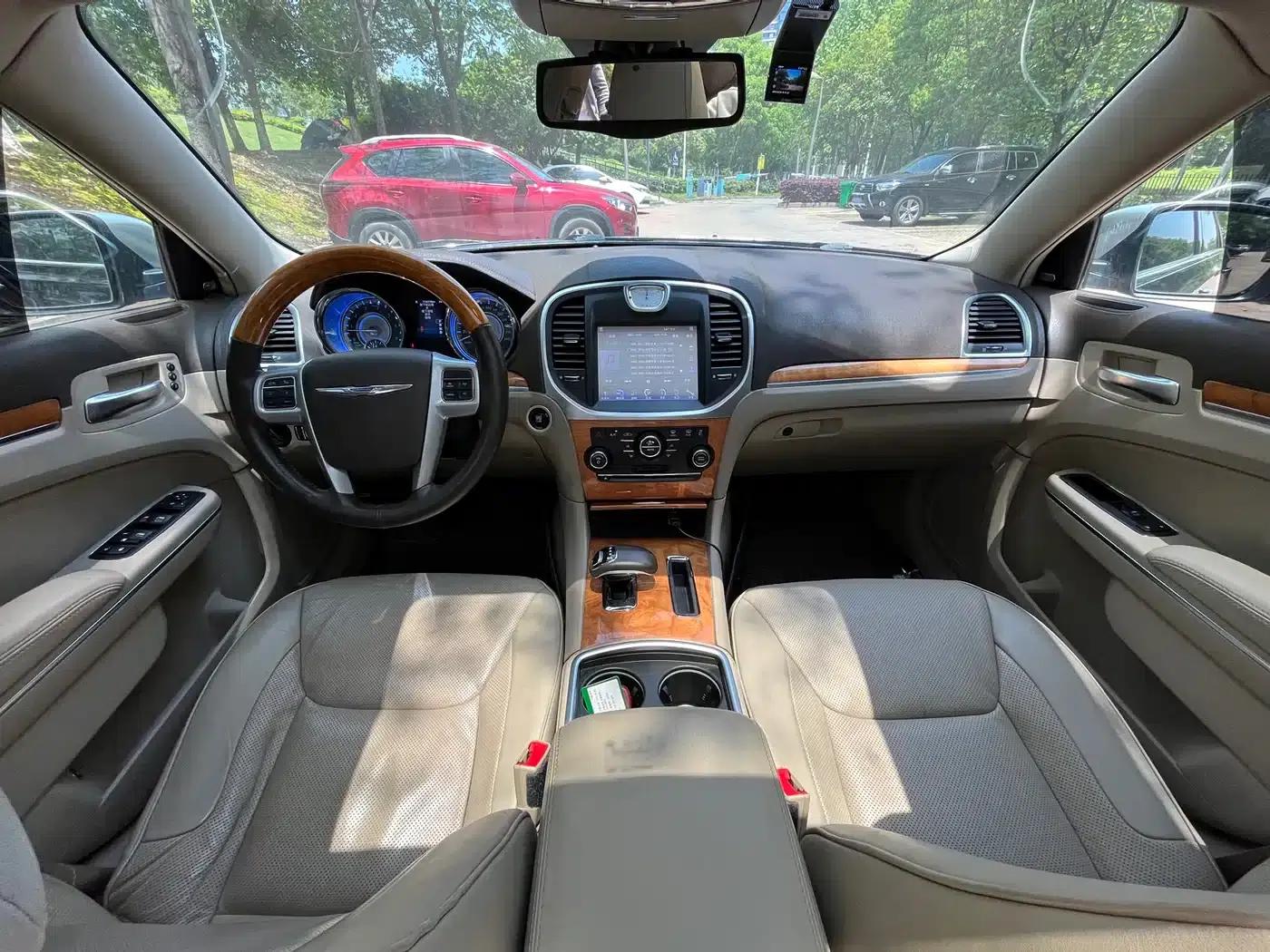 2013 Chrysler 300C Imported Model, 3.6L Premium Edition — миниатюра 14