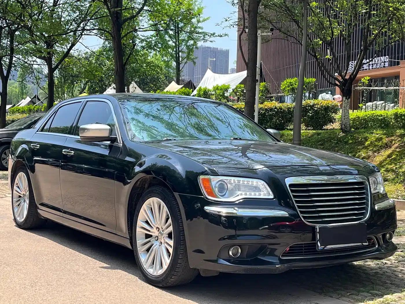 2013 Chrysler 300C Imported Model, 3.6L Premium Edition — миниатюра 3