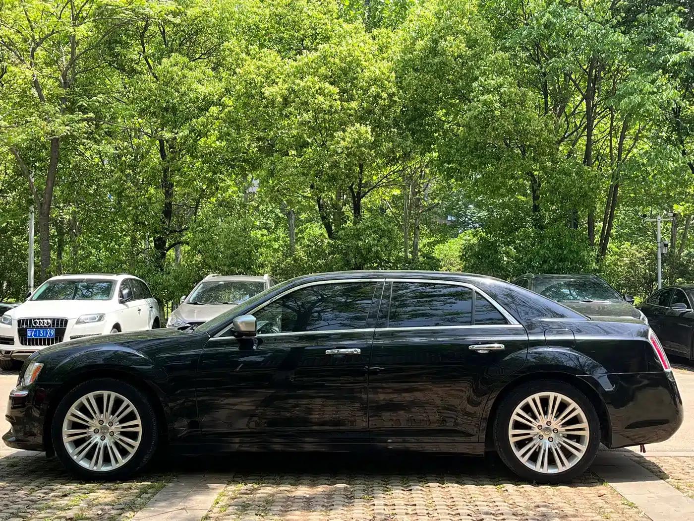 2013 Chrysler 300C Imported Model, 3.6L Premium Edition — миниатюра 4