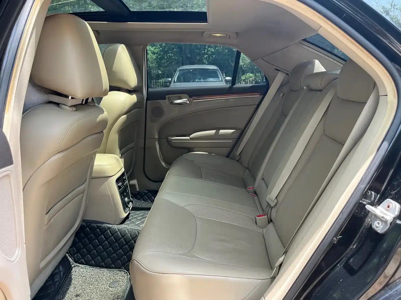 2013 Chrysler 300C Imported Model, 3.6L Premium Edition — миниатюра 9