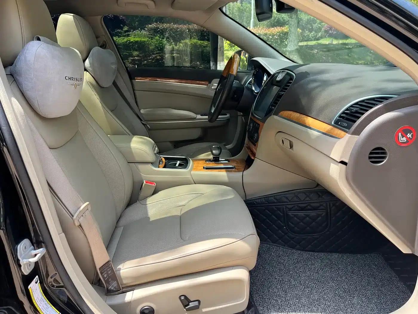 2013 Chrysler 300C Imported Model, 3.6L Premium Edition — миниатюра 10