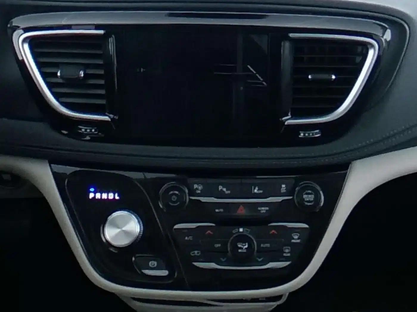 2019 Chrysler Grand Voyager PHEV (Imported) 3.6L Plug-in Hybrid — миниатюра 15