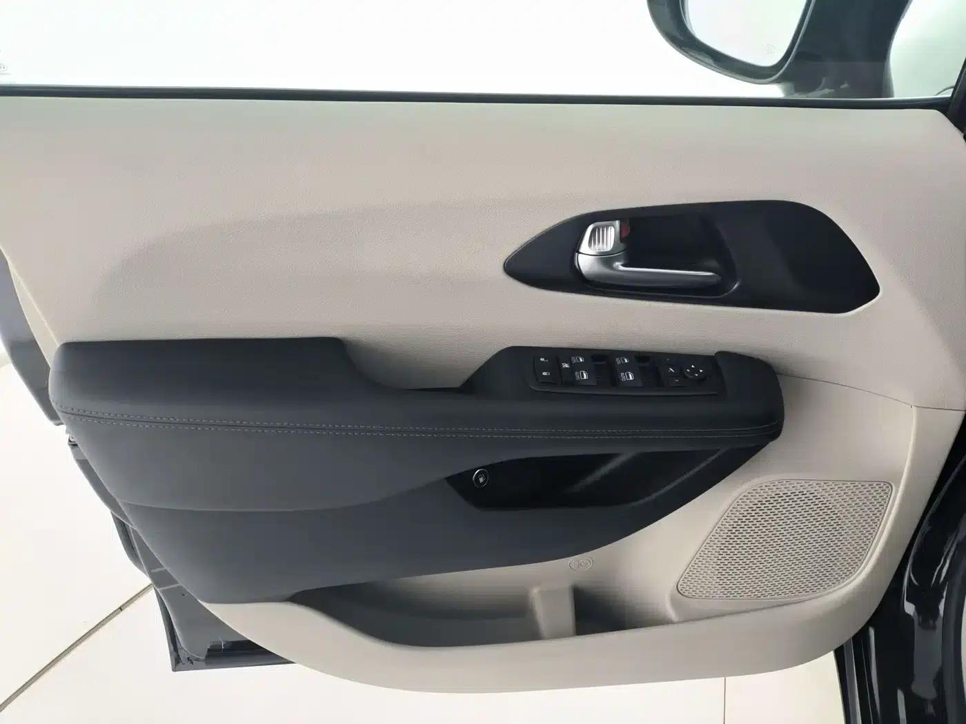 2019 Chrysler Grand Voyager PHEV (Imported) 3.6L Plug-in Hybrid — миниатюра 9