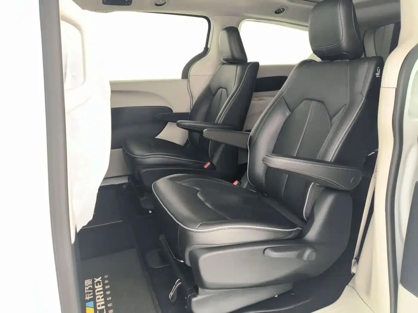 2019 Chrysler Grand Voyager PHEV (Imported) 3.6L Plug-in Hybrid — миниатюра 12