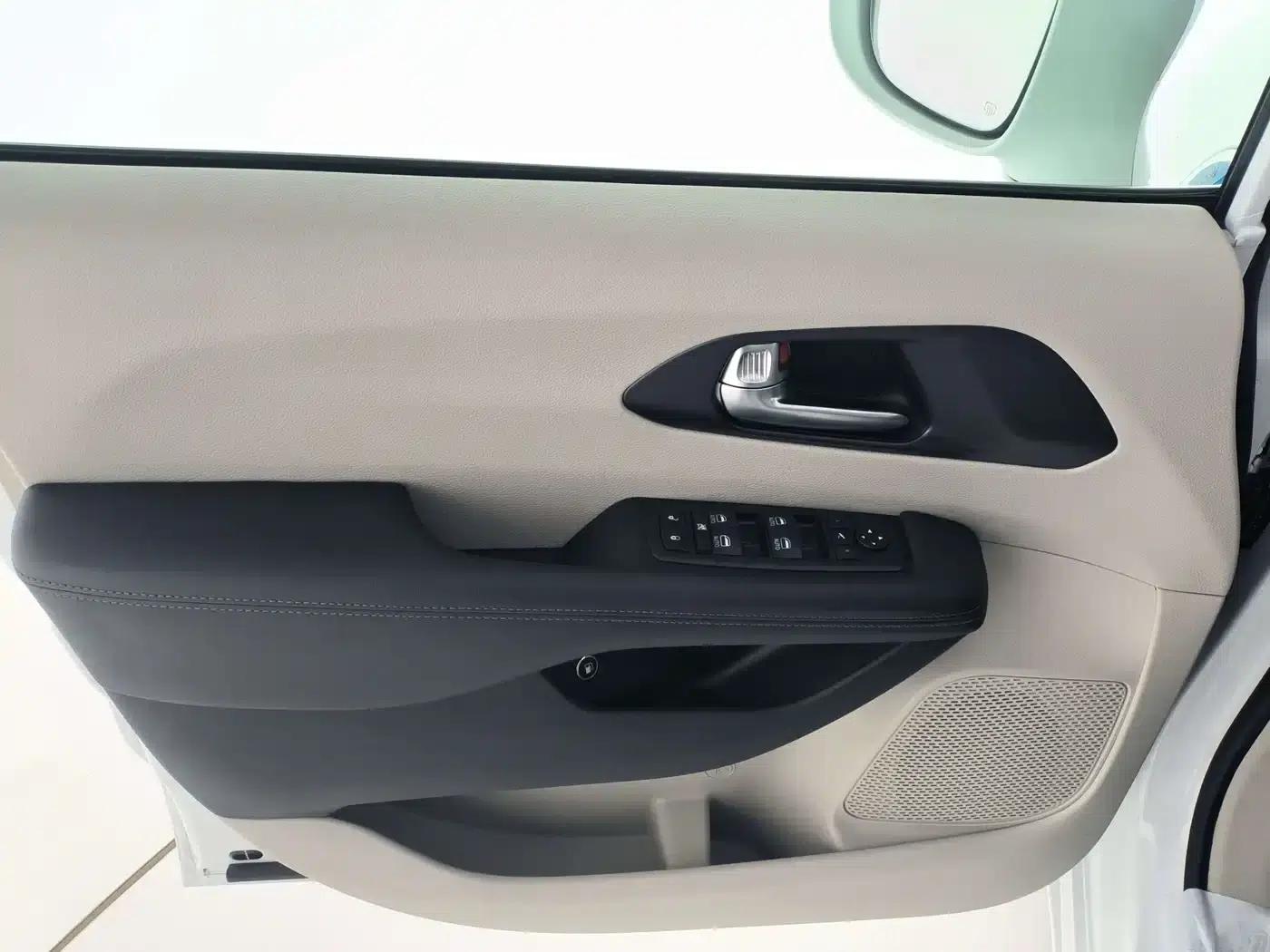 2019 Chrysler Grand Voyager PHEV (Imported) 3.6L Plug-in Hybrid — миниатюра 10