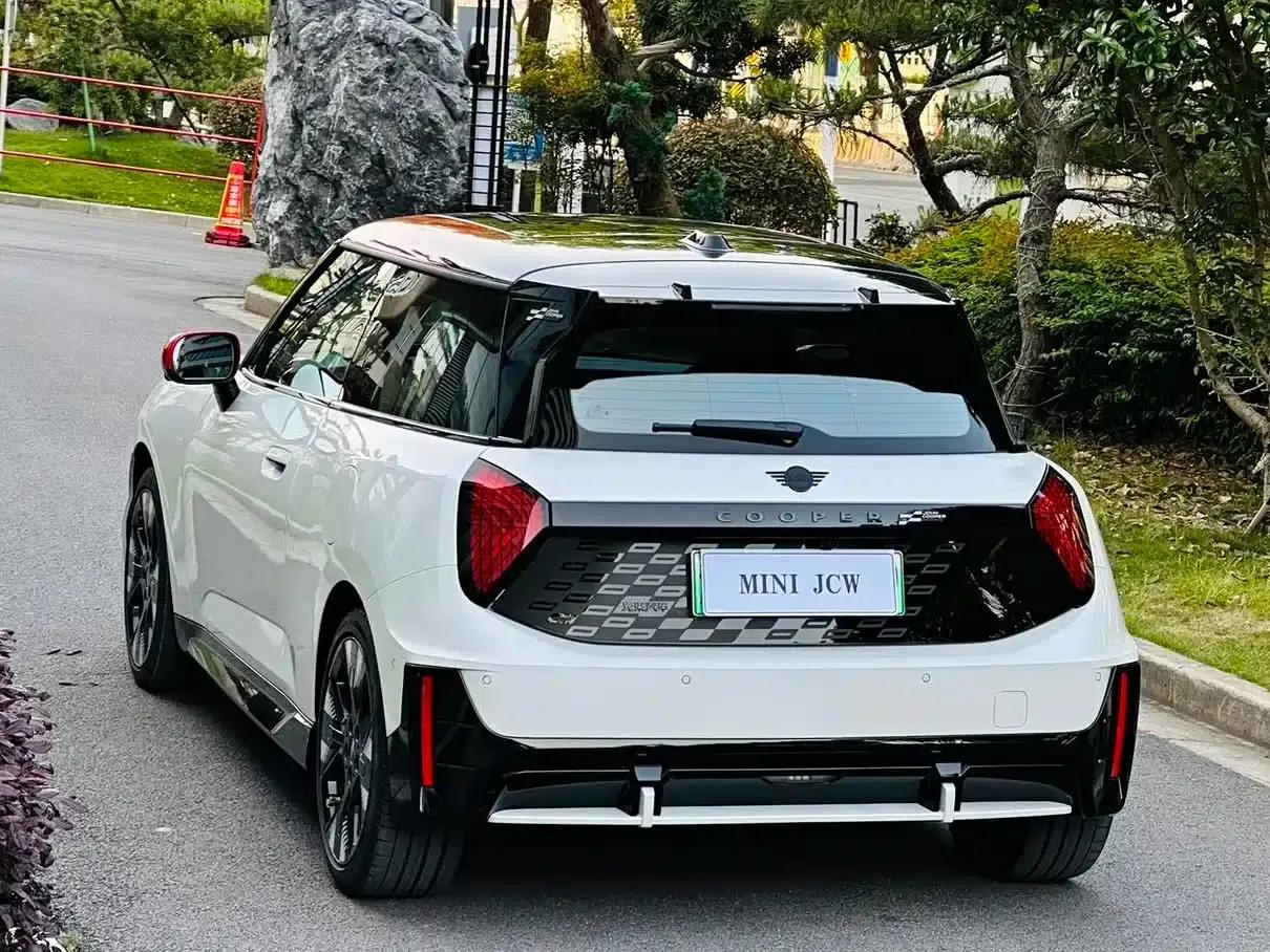 2025 JOHN COOPER WORKS Electric MINI JCW — миниатюра 4