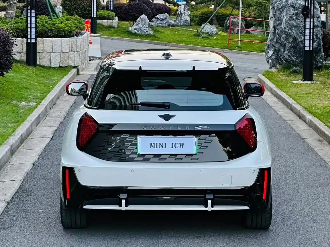 2025 JOHN COOPER WORKS Electric MINI JCW — миниатюра 5