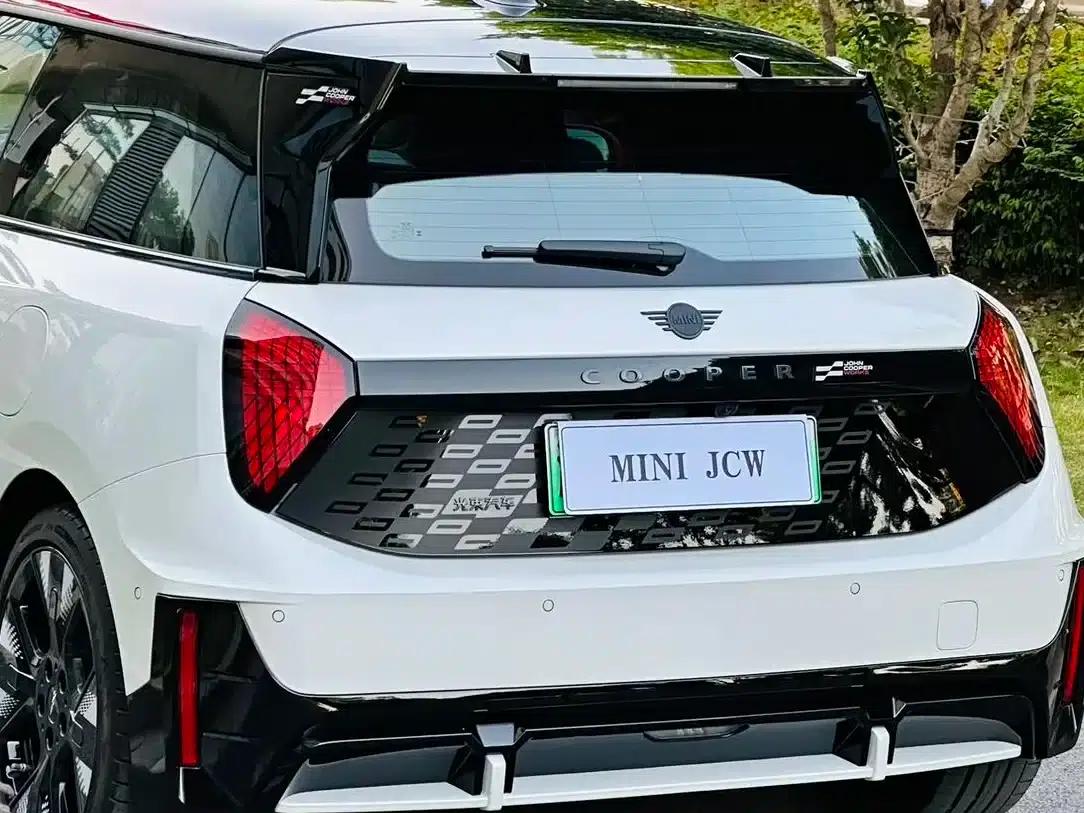 2025 JOHN COOPER WORKS Electric MINI JCW — миниатюра 9