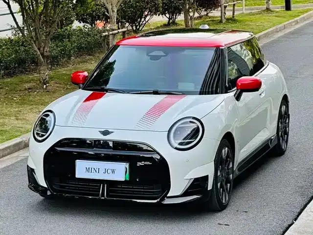 2025 JOHN COOPER WORKS Electric MINI JCW
