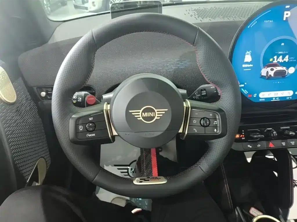 2025 JOHN COOPER WORKS Electric MINI JCW — миниатюра 11