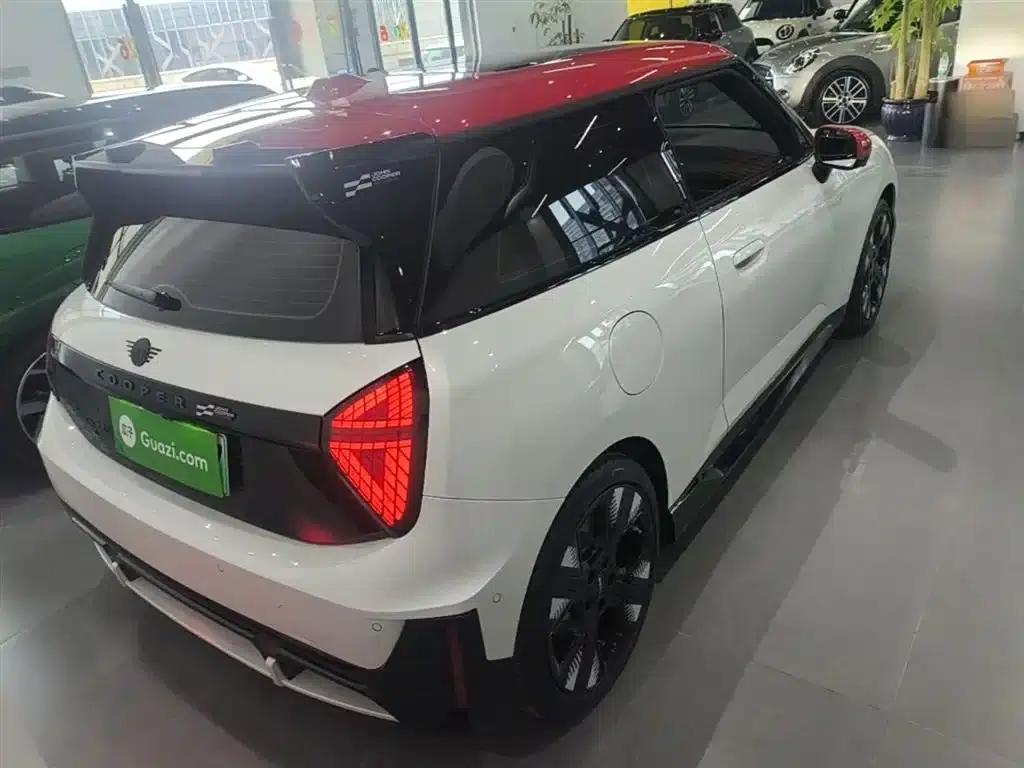 2025 JOHN COOPER WORKS Electric MINI JCW — миниатюра 6