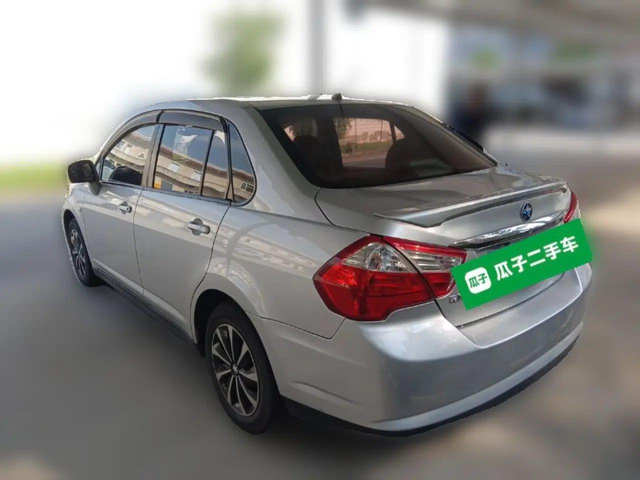 Venucia D50 2013 1.6L Manual Fashion Edition — миниатюра 4