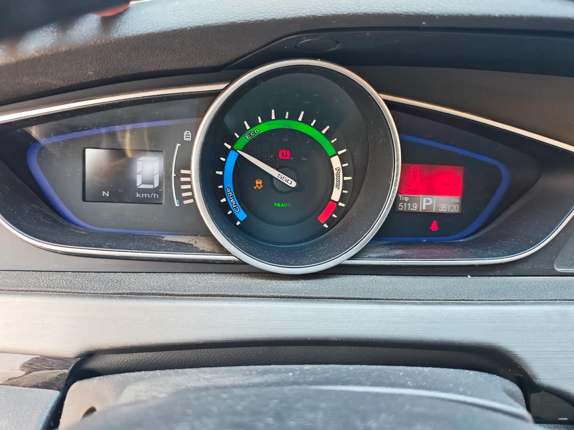 Roewe e550 2016 Deluxe Edition — миниатюра 12