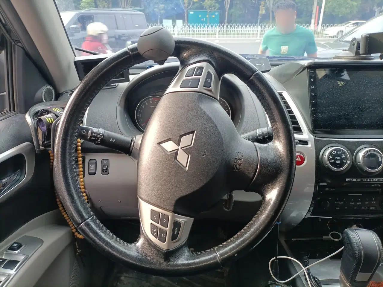 Mitsubishi Pajero Sport 2013 3.0L Automatic 4x4 Executive Edition — миниатюра 11