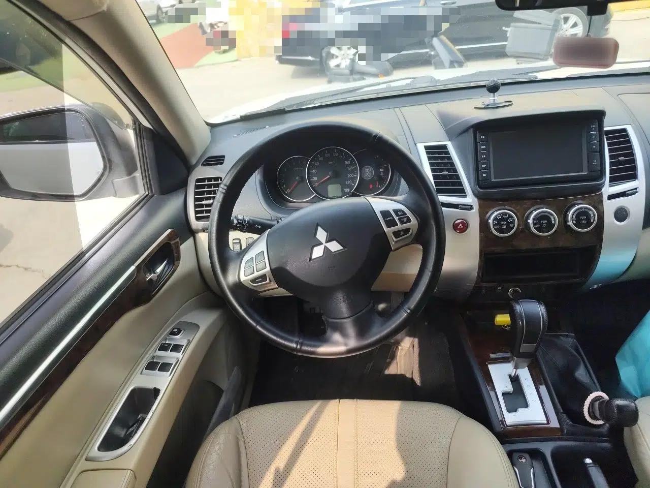 Mitsubishi Pajero Sport 2013 3.0L Automatic 4x4 Flagship Edition — миниатюра 11