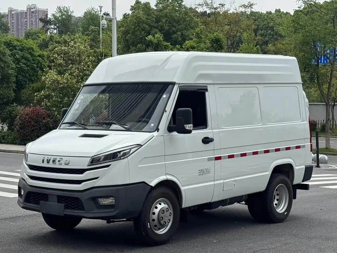 Iveco Proud 2025 V35 Van Truck 2.5T Manual Short Wheelbase Mid-Roof Dual Tires — миниатюра 1